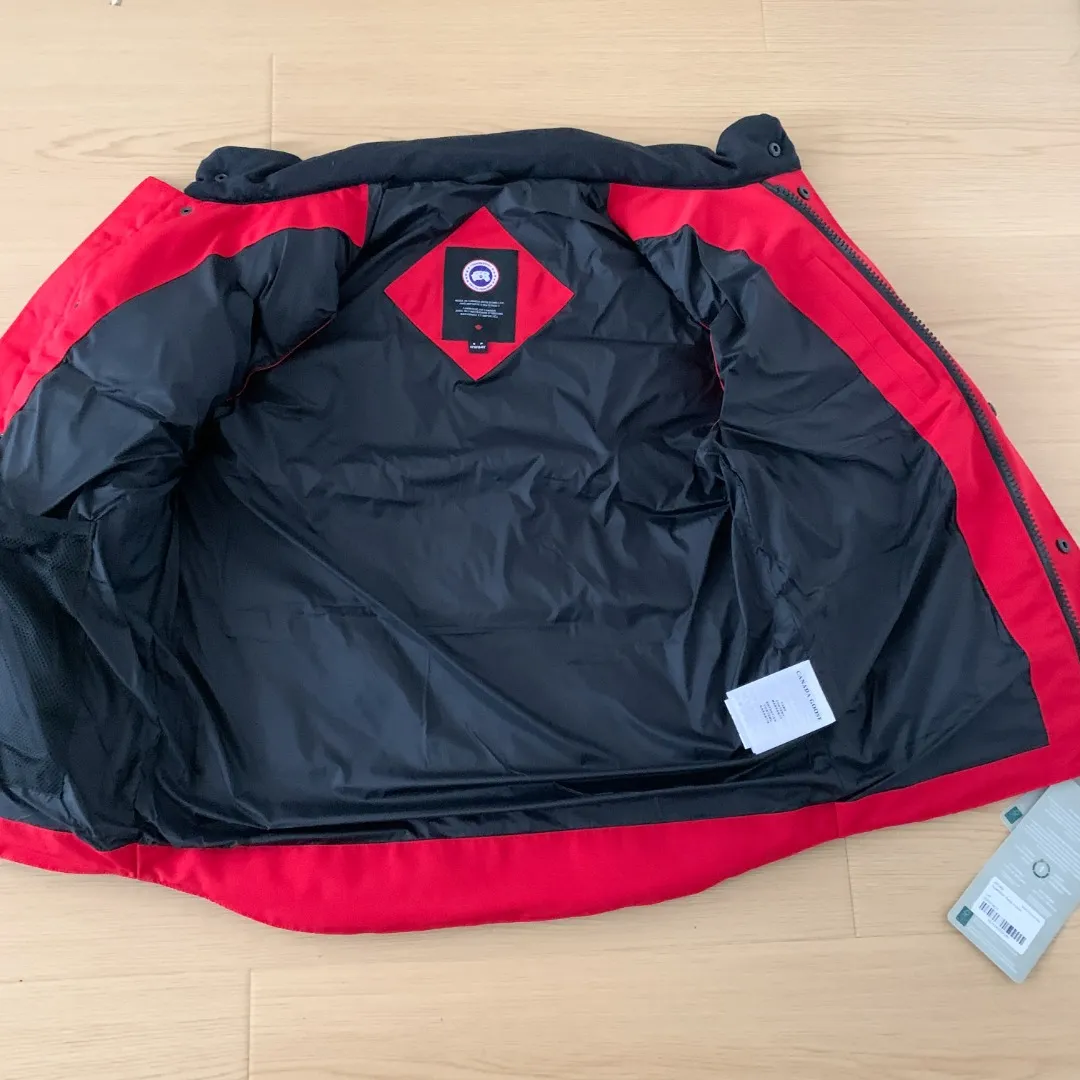 Style number: Y 138 𝑪𝒂𝒏𝒂𝒅𝒂 𝑮𝒐𝒐𝒔𝒆Canada Goose counter level! Canadagoose/Canada Goose New Arrival "2078APPSeries" down vest for men and women Material list: 1⃣ Original custom-made double plain 9500-100% nylon nylon fabric 2⃣ Original YKK zipper, non-sub-factory product 3⃣ National standard 80% white duck down from Guangzhou Inspection, (zp uses 80% white duck down/any boasts of 90% are fake) Material analysis characteristics: 1⃣ Original factory/9500-100% nylon 100% nylon Lurex yarn is actually 100% nylon, which is rarely pure now. Most of them are mixed with cotton thread or polyester. Our top original version is developed in accordance with ZP and uses the same material. 2⃣ As we all know, the original version uses 80% white duck down. The fill power refers to the cubic inches of volume occupied by each ounce (30 grams) of down under certain conditions. If the space occupied by one ounce of down is cubic inches, the fill power of the down is called . So we can simply understand it as: fill power is the volume of down, and the volume of down is fill power. The higher the fill power of down, it means that under the same filling amount, down can fix a larger volume of air layer to keep warm and insulate, so the warmth retention of down is better. Size:XS-2XL Color: Navy Blue Beige Gray Black Label Gray Red Label Black Red Label Black Black Label Red Blue Pink